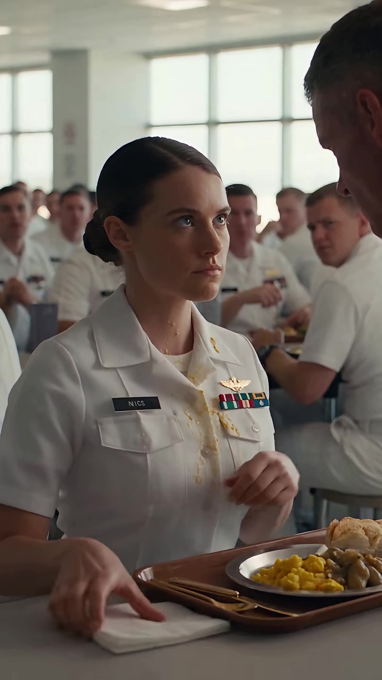 Ufficiale donna con uniforme macchiata affronta un superiore