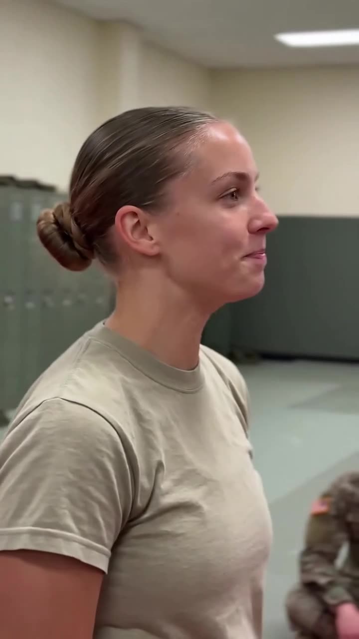 Clara lächelt selbstbewusst nach der erfolgreichen Abwehr des gegnerischen Schlags.