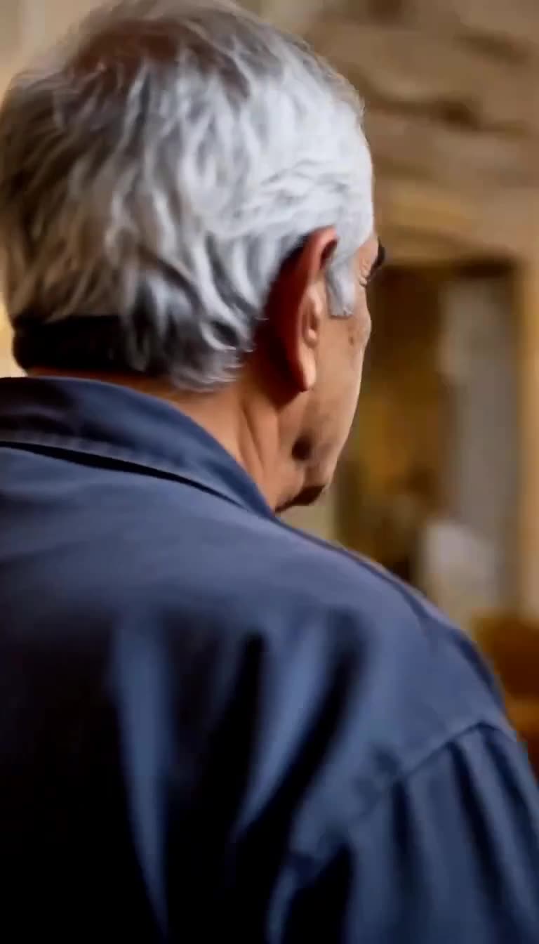 Henri de dos dans sa veste de travail observant le salon gastronomique